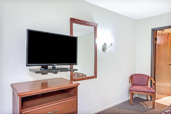 Vantage Point Inn - Woodland Hills image 20