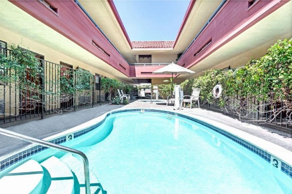 Vantage Point Inn - Woodland Hills image 5